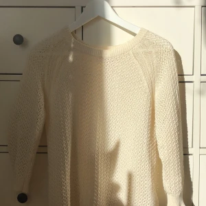 Stickad tröja strl xs - Superfin stickad tröja från soaked in luxury🤩🍂 jättebra skick, använd fåtal gånger. Orginal pris = 500kr, säljer för 200kr + frakt🧡💛