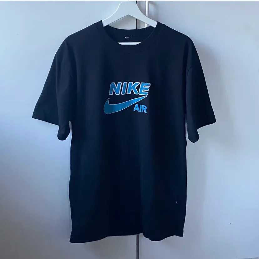 Så snygg vintage Nike tröja köpt här på Plick för 770kr men som jag väljer att sälja vidare då de inte är min stil längre. Knappt använd och i väldigt bra skick!! 💖💖  . T-shirts.