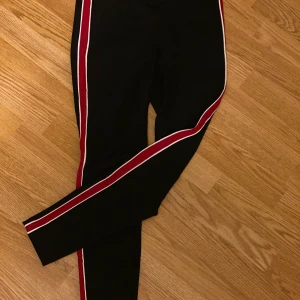 Byxa med revärer  - Super snygga kostymbyxor/leggings med revärer från Zara. Säljes pga för små. 