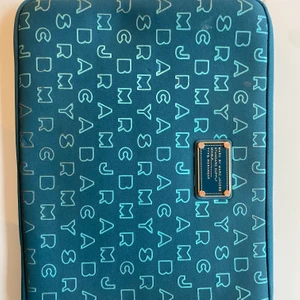 Marc By Marc Jacobs - Datorfodral till 13-tums dator i nyskick. Köpt ca 500 kronor i Usa. 
