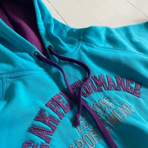 Peak performance hoodie  - Superfin blå peak performance hoodie. Säljer pga aldrig kommer till användning. Möts upp i Stockholm annars frakt🤍