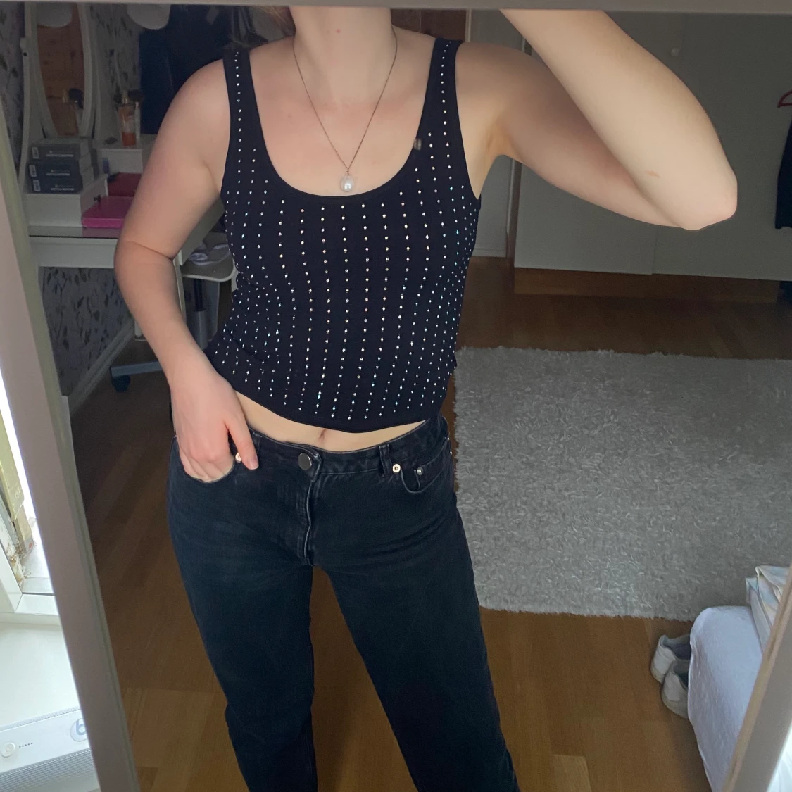 Kort svart linne med glitterstenar - 90