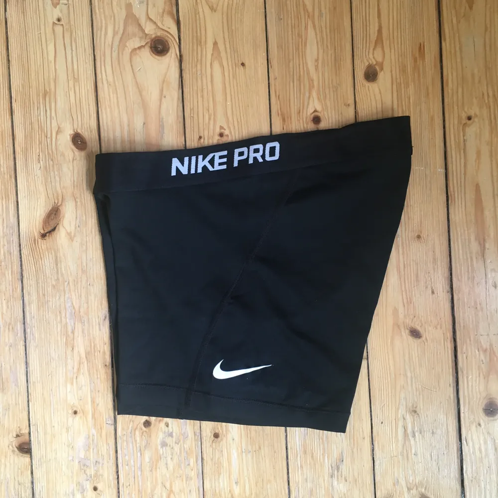 Träningsshorts från Nike PRO, knappat använda. I storlek M. Shorts.