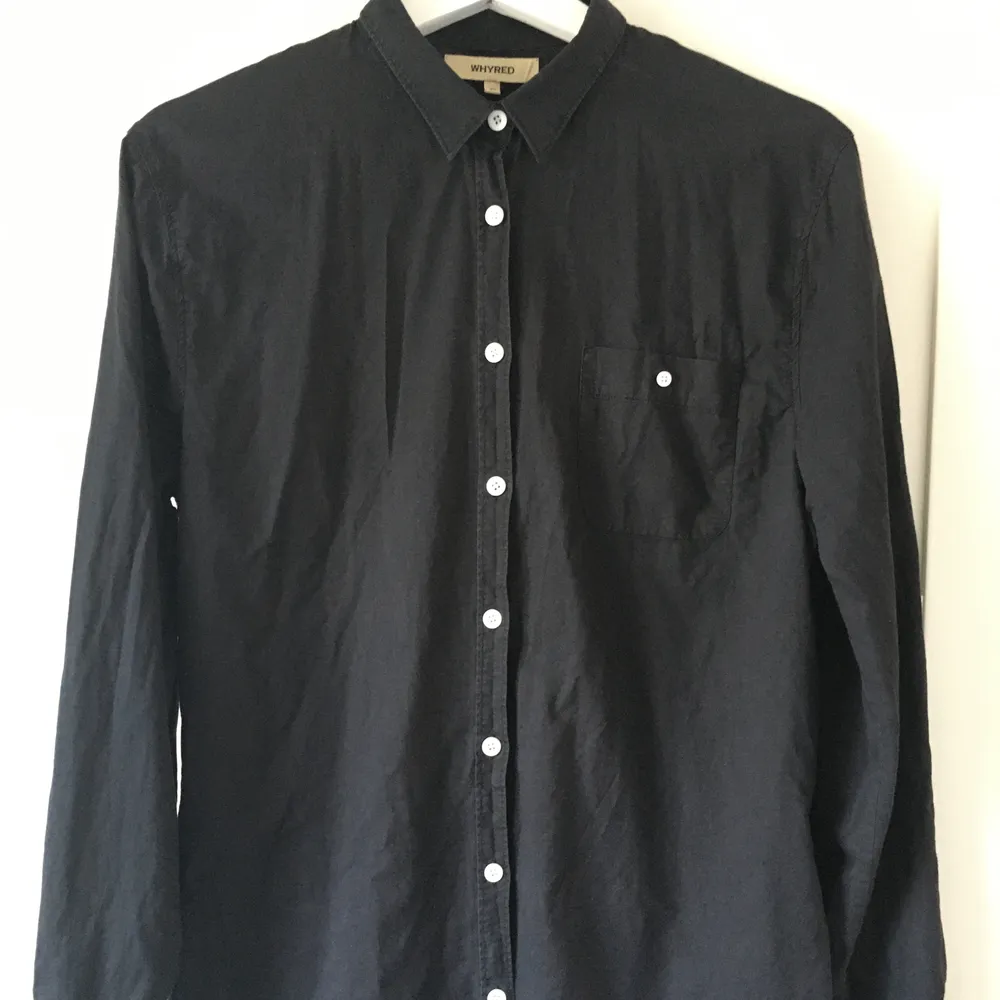 Whyred skjorta svart storlek 40. Skjortor.