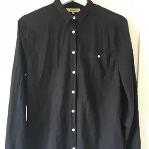 Whyred skjorta svart storlek 40