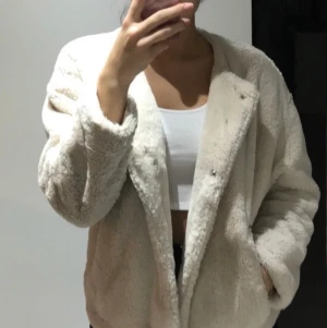 Teddyjacka - Beige teddyjacka med knappar. Supermysig att ha på sig i höstkylan. Fraktar. Köparen står för frakten. 