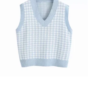 Stickad väst! - Säljer min fina blå stickade väst från by anastasia då jag ej får någon användning av den! Den är HELT oanvänd! OBS första och sista bilden är inte mina egna! Är många intresserade blir det budgivning! Nypris är 399kr🍭🦦💕✨⚡️