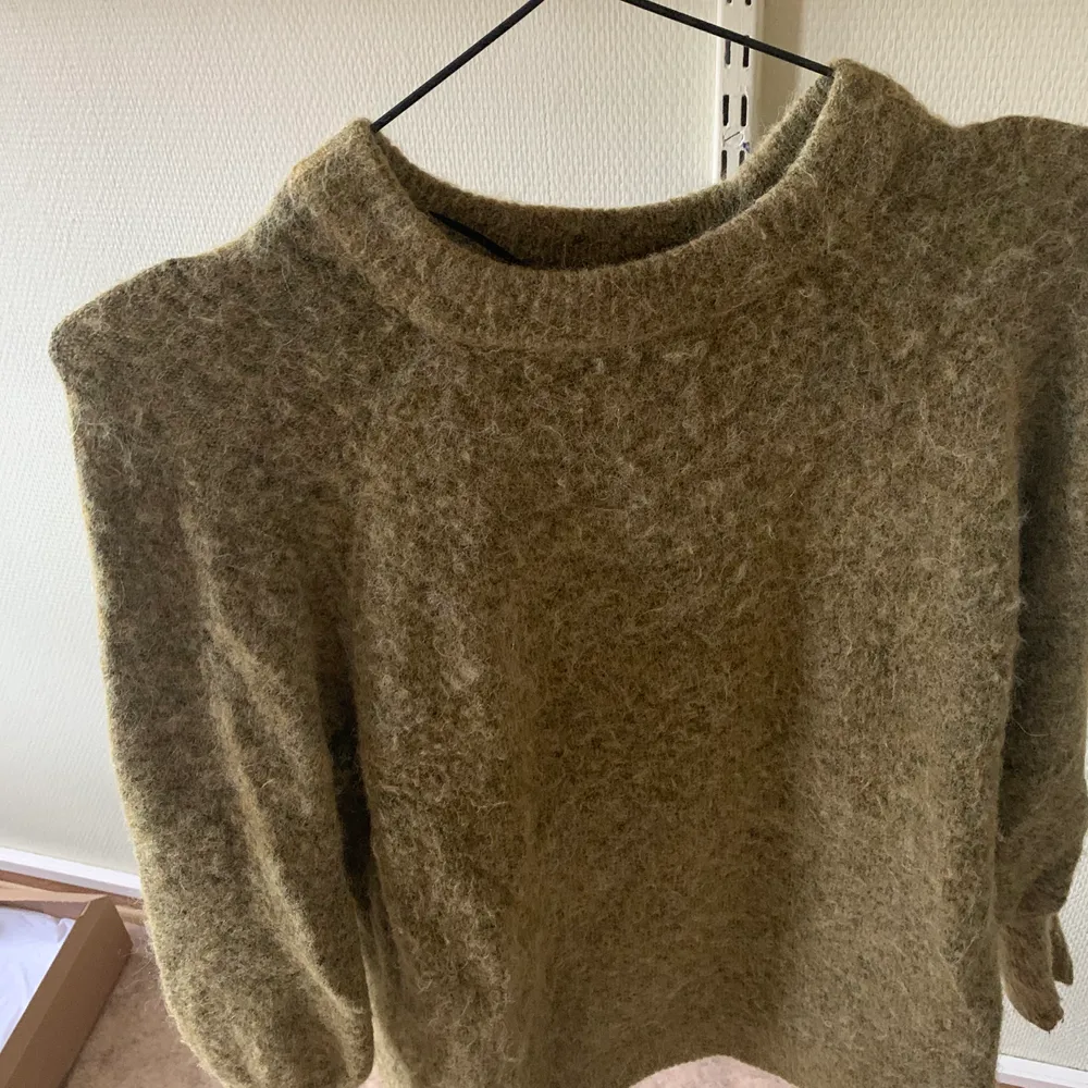 Jumper from Selected Femme, green (the colour dont show so good in the pictures!) Size S, oversize. New price 999kr. Good condition. Tröjor & Koftor.