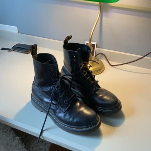 Dr Martens  - Har använt dem relativt mycket, stolek 38! 🦋💓 Nypris kostar dem ca 2000 kr. 