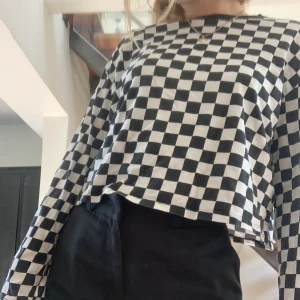Cool schack mönstrad tröja🏁♟ - Super cool svart och vit rutig långärmad från h&m. Långa vida ärmar och perfekt längd! Super skönt material. Köparen står för frakten☺️