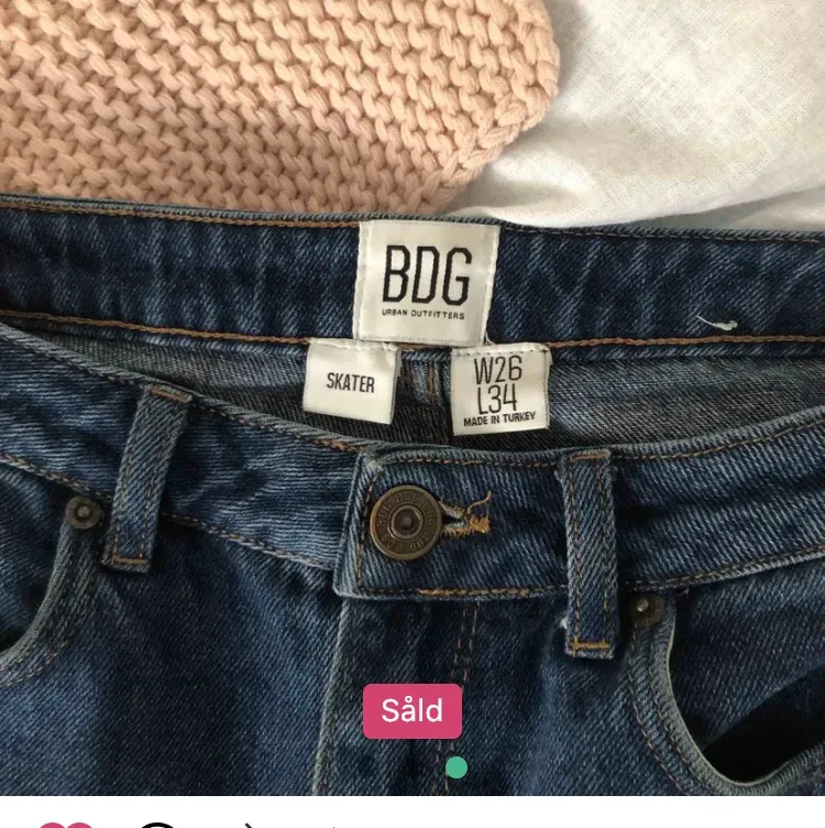 Jeans från Urban Outfitters i skater modellen💕 Lånade bilder från tidigare säljare, säljer då dem e för små! W26 o står L34 men skulle mer säga 32. Passade i längden på mig som e 172! Säljer för 200 inkl frakt, köptes för 350. Jeans & Byxor.