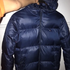Jacka  - En mörk/marinblå vinter jacka från Tommy hilfiger använt den 3 på sin höjd. Så den är som ny. Säljer den för att den är lite för stor för mig men tycker den är väldigt cool 😎 ny pris 2000( 