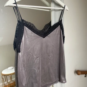 Metalliskt zara linne - Säljer detta superfina metalliska zara linne köpt för några år sen. Endast använt på en silverfest en gång! Stl S, kan bjuda på frakten vid smidig affär❤️