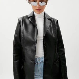 Skinnkavaj weekday - Säljer min skinnkavaj från weekday, nästintill oanvänd, nypris 700kr, buda 🥰 kan skicka fler bilder på den! 