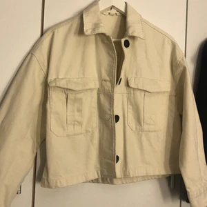 Fin Skjortjacka💕 - Skjortjacka från hm som är lite kortare nertill💕 beige💕 köparen står för frakt