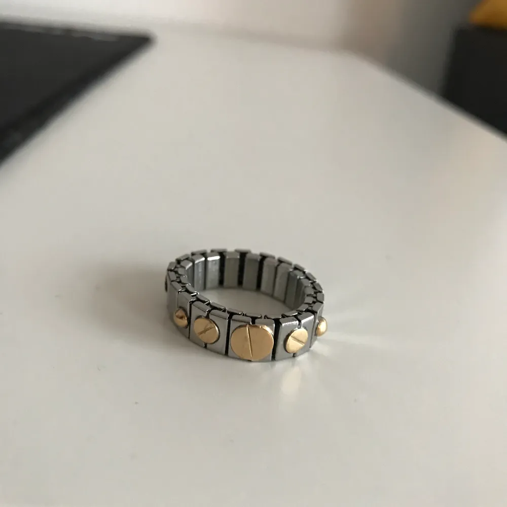 Silvrig ring med gulddetaljer, passar allas fingrar. Aldrig använd, kan frakta. . Accessoarer.