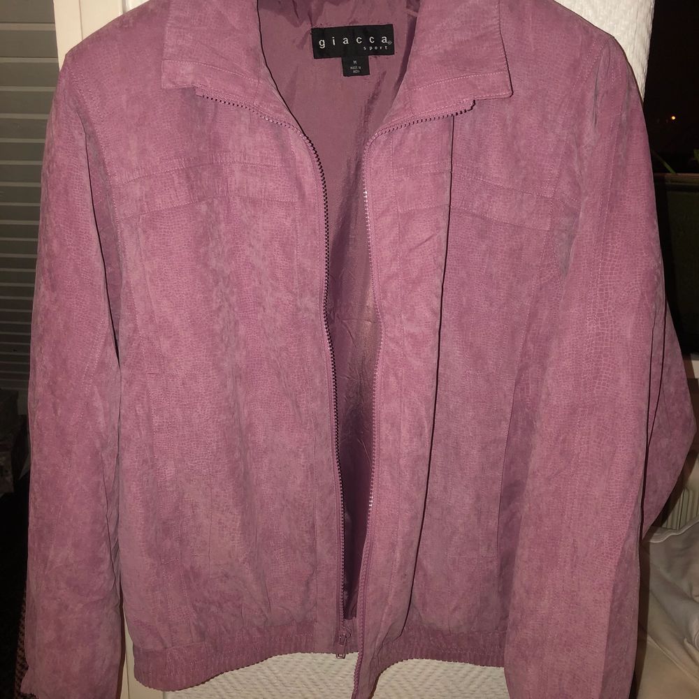Säljer denna skitnsygga jacka som jag köpt nyligen på beyond retro. Den är i jättebra skick och luktar inte konstigt eller så som vissa secondhand grejer kan göra. Den är ”matt” och har svagt ormskinns mönster. Färgen är rosa/lila och syns bäst på bild 1 skulle jag säga. Hade gärna behållt denna men säljer direkt för 400kr + frakt. Hör av er för frågor eller om ni vill ha fler bilder💗. Jackor.