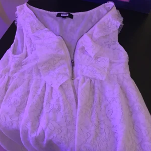 Vit spets klänning  - Buda i kommentarerna, vill ha den såld rätt så snabbt💕