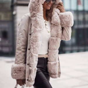 Helt nytt jacka med päls  - Jätte fin jacka med päls 