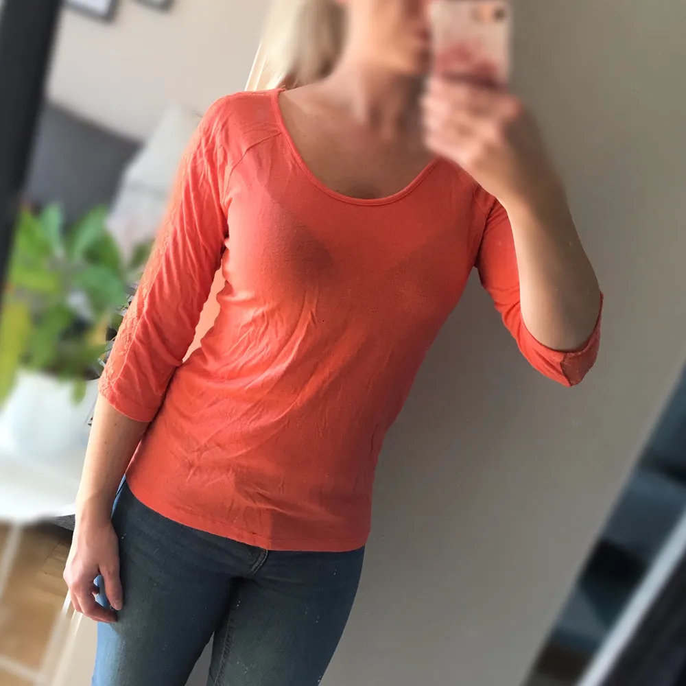 Fin tröja från Cubus i storlek M🔸 Corall/orange färg med spets på ärmarna!  . Toppar.