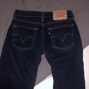 Lågmidjade Levis jeans - Säljer dessa jeans då de tyvärr är för små för mig🥴 De är lågmidjade med bootcut i benen! Om du har några frågor kan du skiva privat😍💓