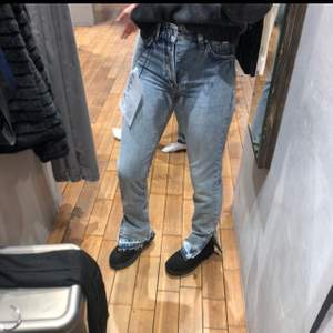 Jeans med slits från KARVE💖. Orginalpris: 999kr. Frakten betalar köparen. 