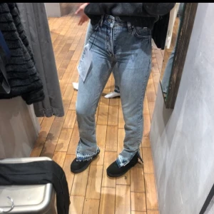 KARVE jeans  - Jeans med slits från KARVE💖. Orginalpris: 999kr. Frakten betalar köparen. 