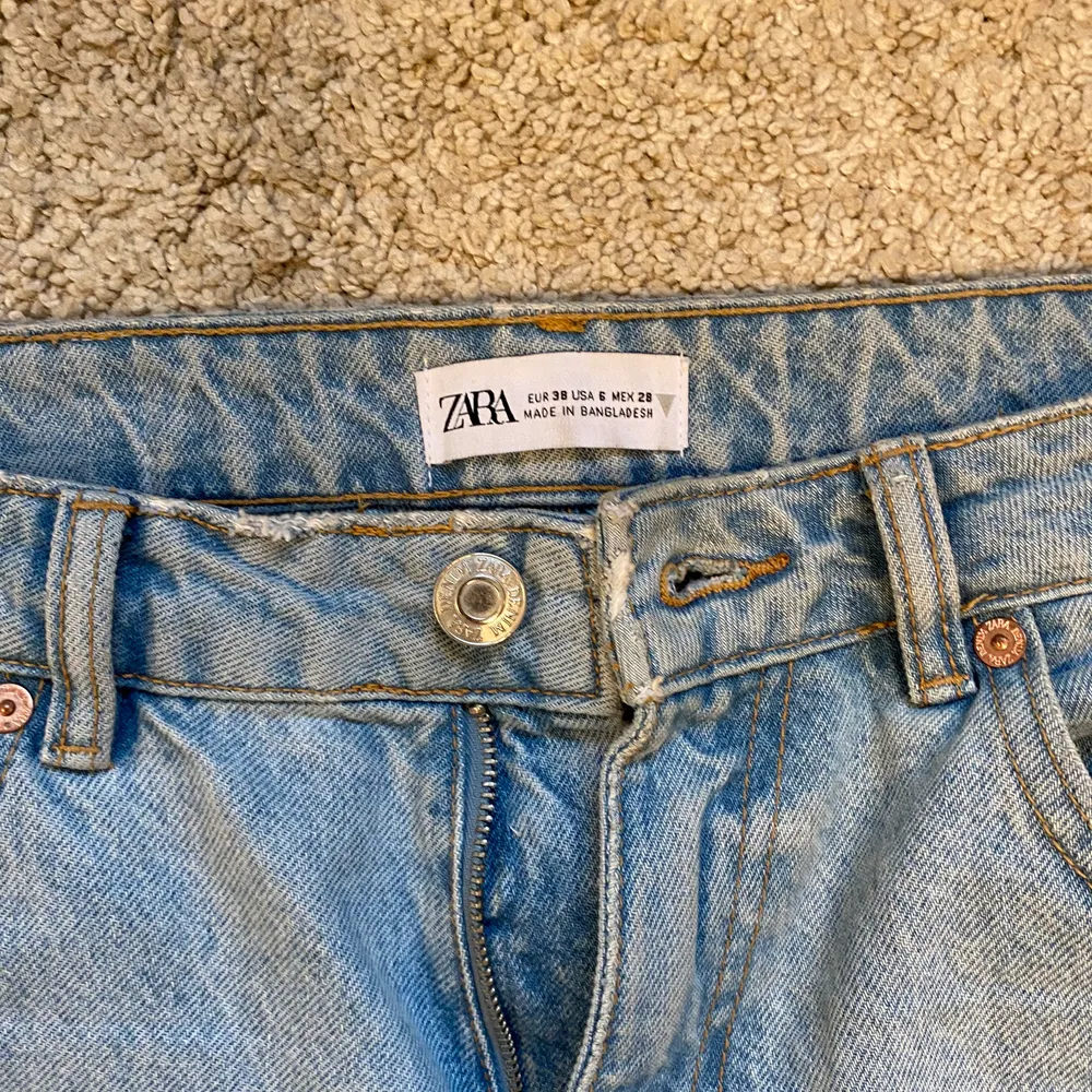 Här är ett par snygga blåa jeans med hål i knäna från Zara. Dem är i storlek 38, men passar även 36. Dem är i bra skick och jag säljer dem för 100kr + frakt.. Jeans & Byxor.