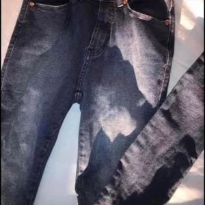 Jeans (2 helt nya) - De två blåa jeansen är helt nya!                      Har tom lapparna kvar!                                     De blåa ”melerade” är Molly-jeans från Gina tricot. De kostar ca 299kr i nypris.                 De blåa är från dr. demin, även de med hög midja, kostar 399kr i nypris.                            De svarta är Alex-jeans ifrån Gina tricot med låg midja och ankel längd. De kostade 499kr i nypris. De är använda ett par-tre gånger och tvättade så de slitna knäna är lite extra slitna. Men annars är även de hela och fina. Köpare står för frakt