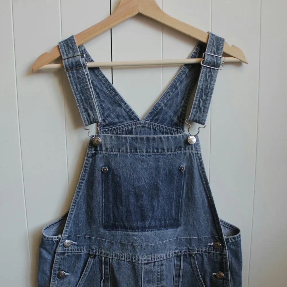Lovely dungarees with SOS detail in the back! ❤ adjustable straps & big pockets. Let me know if you have questions! Bought for quite expensive in a vintage shop, thus the price.. Övrigt.