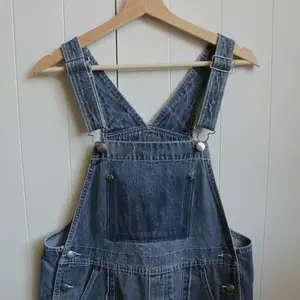 Lovely dungarees with SOS detail in the back! ❤ adjustable straps & big pockets. Let me know if you have questions! Bought for quite expensive in a vintage shop, thus the price.