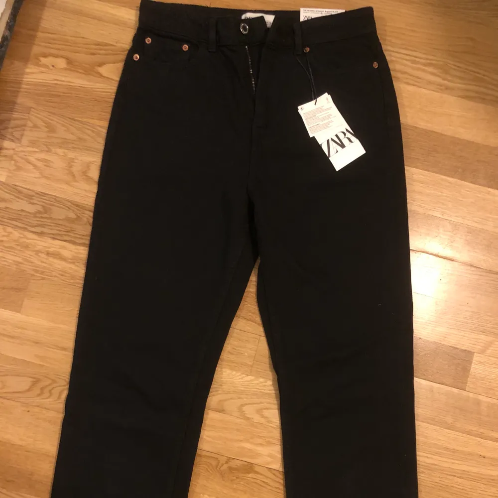 Helt nya svarta jeans från zara med avklippta detalj nertill. Prislapp finns kvar!. Jeans & Byxor.
