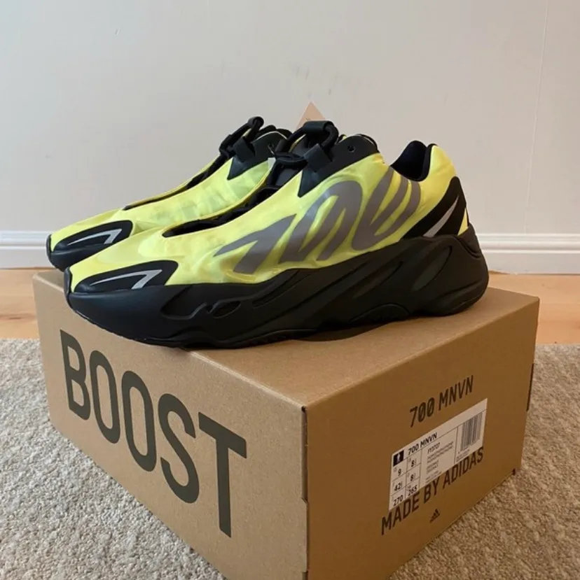 Säljer ett par nya yeezy 700 mnvn phosphor. 10/10 skick. . Skor.