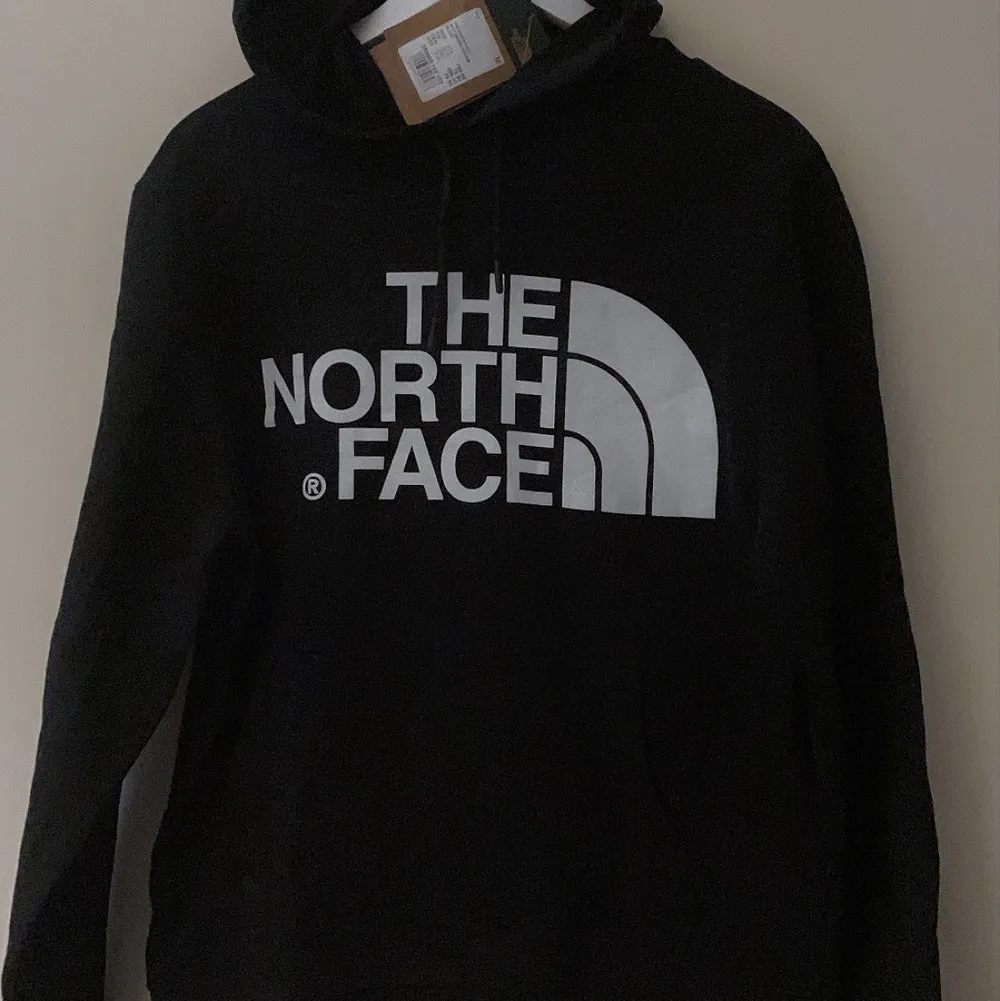 Svart The North Face hoodie/trjöja i storlek M. Fri frakt. Hoodies.