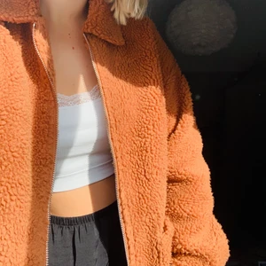 Teddyjacka  - Superfin Teddy jacka i brun/orange färg🧡 Storlek 36/S men är oversized då jag i vanliga fall använder 38/M.🧡