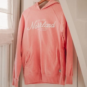 Första The great Norrland hoodien  - Från det första droppet hos SQRTN, Saknar snören men kan skicka med ett par vita om den som köper vill ha de. Kan mötas i Dalarna annars ligger frakt på 66kr, tveka inte på att skicka ett meddelande om ni har frågor. Kolla mina andra annonser:)