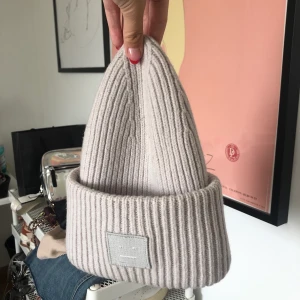 Acne mössa - Acne Studios Pancy mössa i ljusgrå unik färg. Jättefint skick men något smutsig inuti. Fast pris 800 eller högst bjudande. Kan skickas omgående.