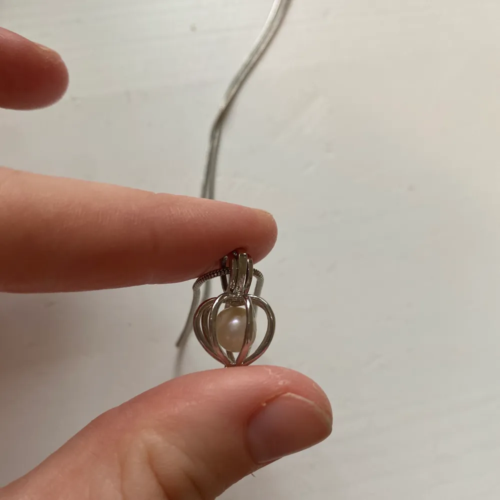 Ett gulligt silver-halsband med en pärla från en mussla. Från ett sånt kit där man ”bygger” det själv. Säljer då jag inte använder, bra skick!! Använts kanske två gånger. Accessoarer.