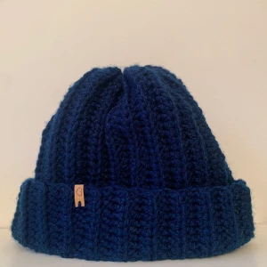 Hemgjorda mysiga mössor🍂🦔 - Jag virkar egna, superdupermysiga mössor!🧚‍♀️🍄 De är gjorda av 100% akryl vilket värmer riktigt bra nu till vintern, och är verkligen SÅ mysiga att ha på sig!! Går att få utan märke och i vilken färg du vill💞 Skriv till mig vilken färg du vill ha samt ditt mått runt huvudet, så specialtillverkar jag en mössa åt dig!☀️🦔