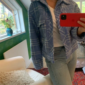 Jacka monki! - Säljer min sjukt snygga jacka från monki! Använd kanske 5-6 gånger så den är som ny! Sjukt najs färg och ganska tjock så passar perfekt som höst/vårjacka! Köpt för 500kr så säljer för 200!👍🏼😘