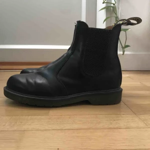  - Nypris ca 2000:-   Chelsea boots från dr Martens. Använda knappt en säsong innan jag insåg att jag behöver en större storlek. Är i fint skick men med nån liten skråma.