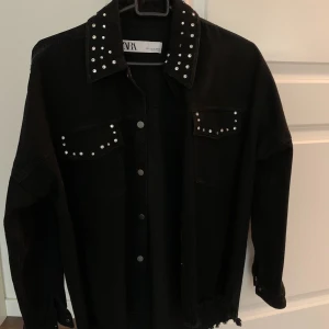 Jacka från Zara - Säljer denna jacka från Zara som knappt är använd! Finns inga fel på jackan, nyskick. Köpte för 500kr. Kan mötas upp i Örebro/Eskilstuna/Arboga, annars står köparen för frakt. 