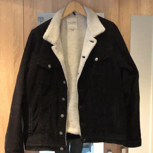 Manchesterjacka  - Manchesterjacka i storlek L men om man gillar att ha den lite oversized så funkar den för small och medium, går inte att knäppa då den har slitits ut, pris är diskuterbart 