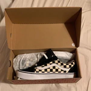 Vans - Helt nya Vans som inte ens är snörade pågrund av att jag inte har använt dom 👟 säljer dom pågrund av att jag måste betala för oväntade räkningar så därför priset är lite högt också 😢 köparen betalar för frakt också vilket är 63kr då är det spårbart också! 