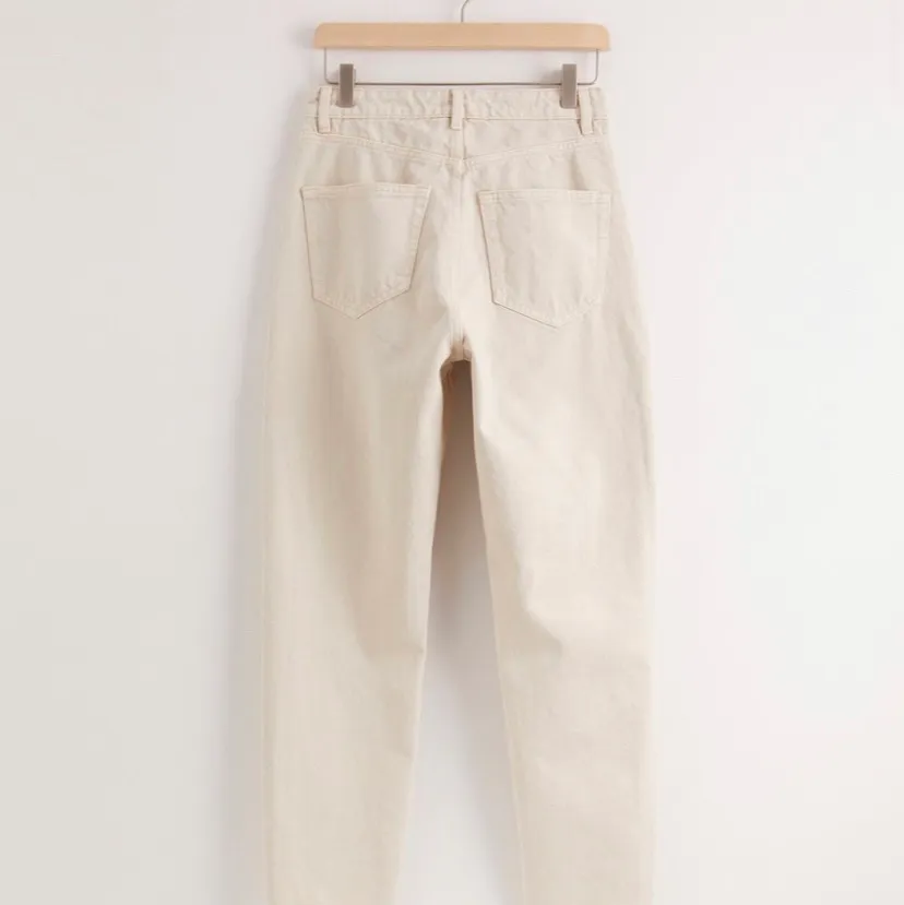 Beige jeans raka i passformen, endast använda en gång. Strl 34. BUDA I KOMMENTERA, höjning med minst 10kr köparen står för frakten . Jeans & Byxor.