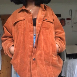 Räfflad jacka - Höstfärgad räfflad Oversized jacka | är ej säker på vad materialet kallas | perfekt skick, endast använd en handfull gånger | säljs för att den ej används längre (köparen står för frakt)