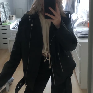 Oversized Missguided Skinnjacka - Köpt här på Plick med va tyvärr för stor för mig som är 163cm, så aldrig använd av mig & använd en gång av förra ägaren. I nyskick! Passar bäst på någon som är 170cm eller längre! Köpte för 410 inkl frakt, men säljer för 350 inkl frakt❤️