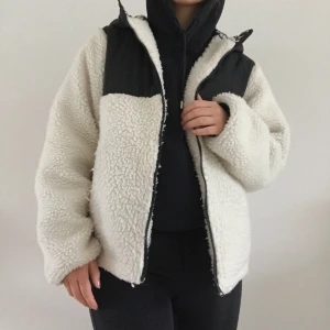 Teddy Höst Jacka - 🌏Frakt ingår i priset!🌍 super snygg höst jacka inköpt detta året. Använd under början av hösten men säljer eftersom jag fick en ny. Är varm men inte fodrad.