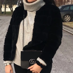 Svart jacka - En svart mjuk och len Teddy jacka. Väldigt varm och är som ny (använt ca 6 ggr). Köpt på vero Moda ☺️ 150 kr med frakt orginal pris 399.💗