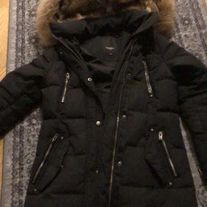 Rockandblue - Här har jag en rockandblue i storlek 34. Ser helt ny ut, ren och använd bara under en vinter. Ser ut som pjs modell men i rockandblue äkta päls! 3500 kr nypris 5000